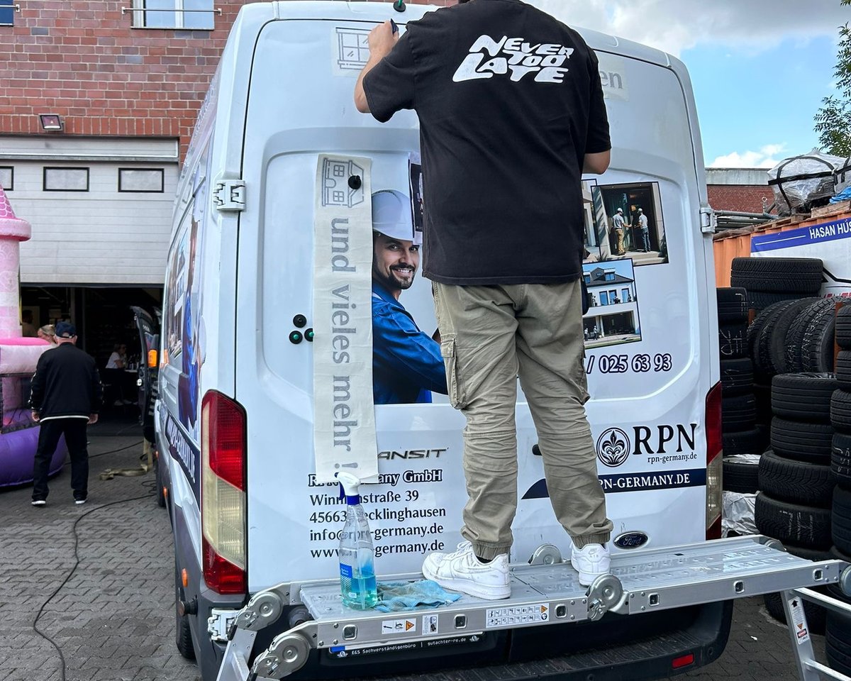 Montage der Folienbeschriftung an einem Transporter