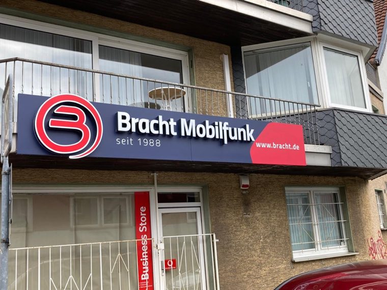Bracht Mobilfunk – Fassadenschild über dem Ladenlokal