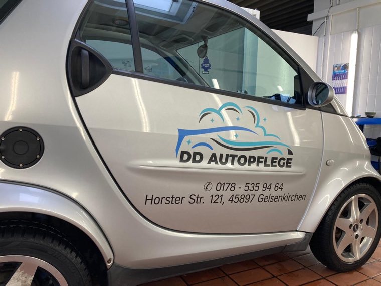 DD Autopflege – Kompaktwagen mit Logo & Kontakt