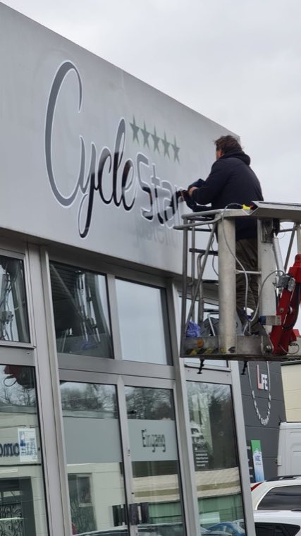 Montage vor Ort – Schriftzug-Montage per Hubsteiger
