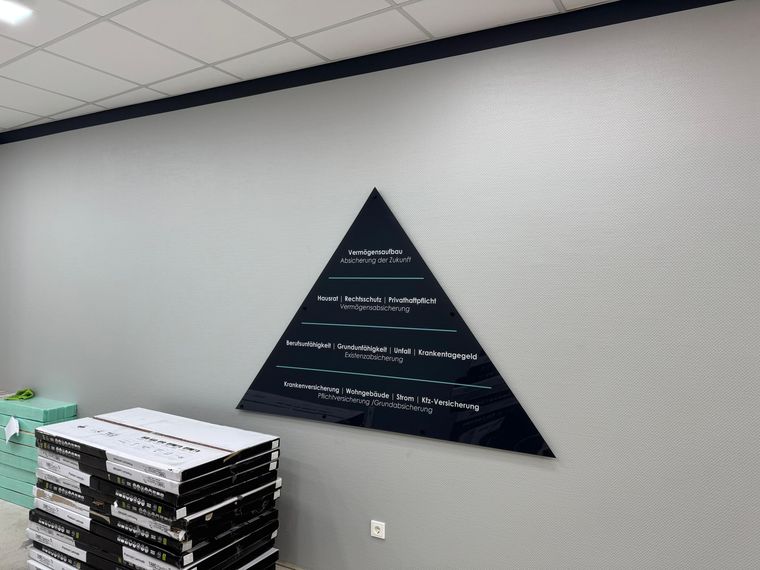 Acrylglas-Pyramide &ndash; Innenbeschilderung im Büro