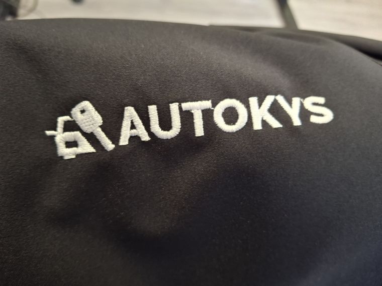 Autokys &ndash; Stickerei im Detail