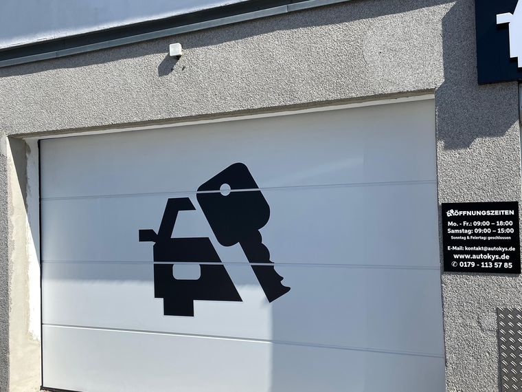 Autokys &ndash; Logo auf dem Garagentor