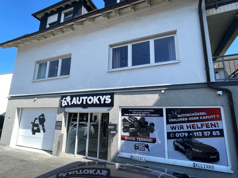 Autokys &ndash; Fassadenschild am Ladenlokal