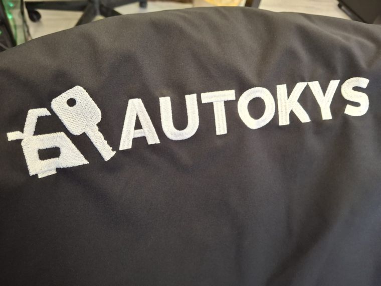 Autokys &ndash; Stickerei auf Arbeitsjacke