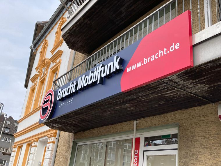 Bracht Mobilfunk &ndash; Leuchtblende an der Fassade