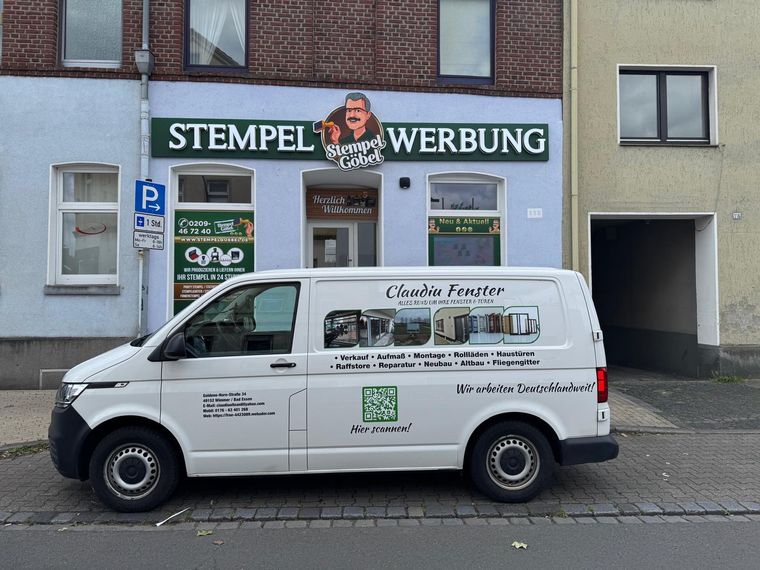 Claudia Fenster &ndash; VW Transporter beschriftet
