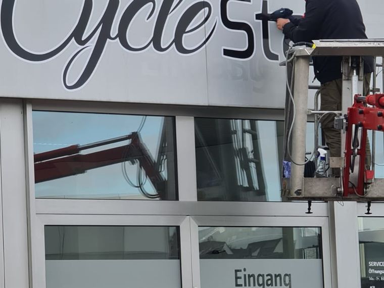 CycleStar &ndash; Montage der Fassadenbeschriftung