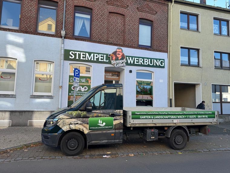 Garten- und Landschaftsbau Wach &ndash; Pritschenwagen im Camouflage-Design