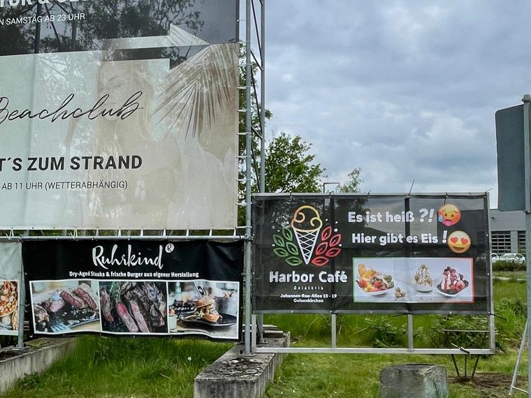 Harbor Café &ndash; Werbebanner an der Ausfallstraße