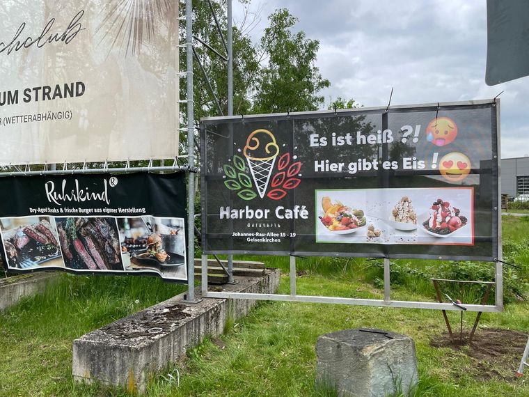 Harbor Café &ndash; Großformat-Banner am Straßenrand