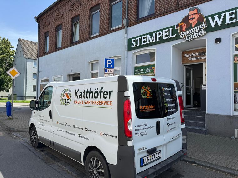 Katthöfer Haus & Gartenservice &ndash; Transporter vor unserem Haus