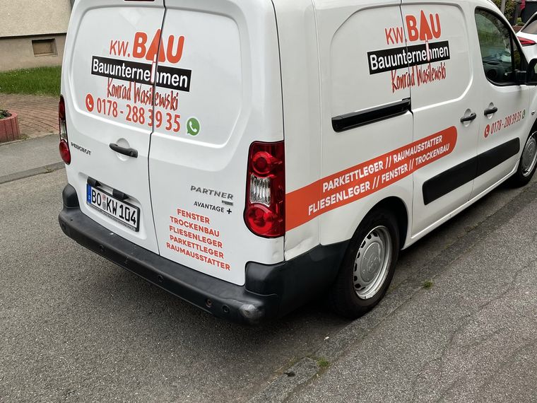 KW.BAU Bauunternehmen &ndash; Heckbeschriftung Peugeot Partner