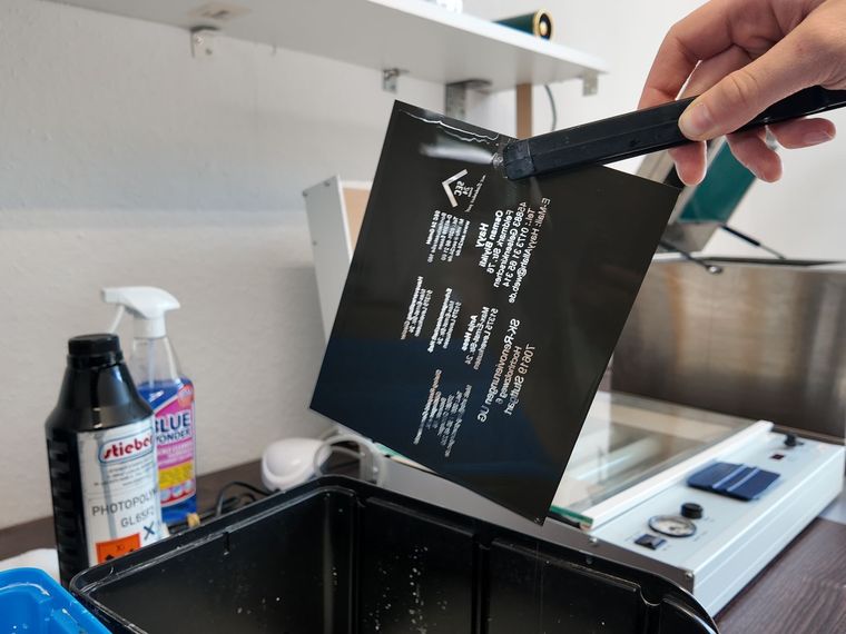 Lasergravur auf Acryl &ndash; Schild mit gravierten Daten