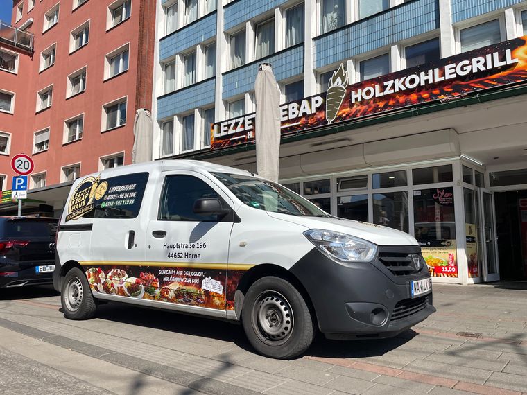 Lezzet Kebap Haus &ndash; Lieferwagen mit Foodmotiven