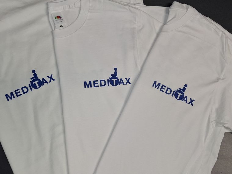 Meditax Krankenfahrten &ndash; T-Shirts mit Brust- und Rückenlogo