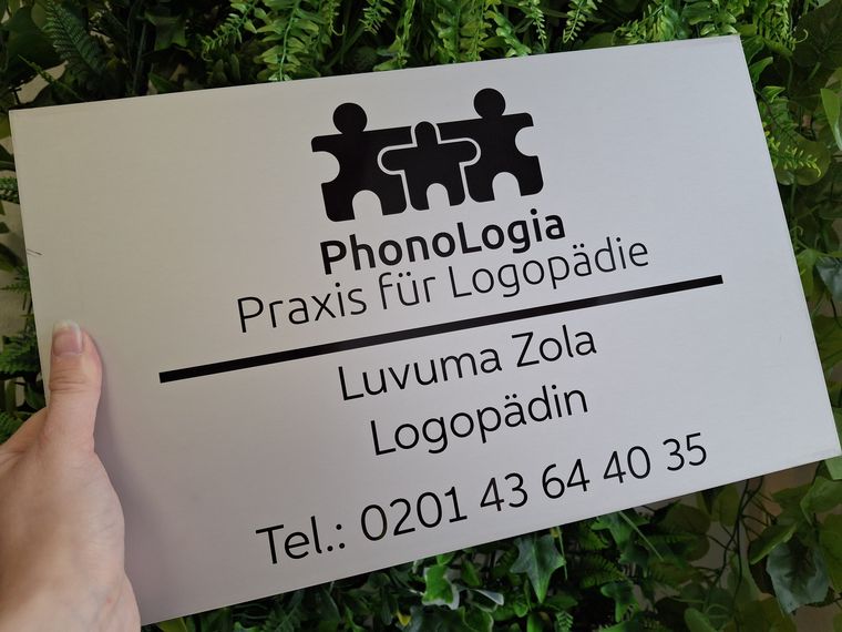 PhonoLogia Logopädie &ndash; Praxisschild mit Öffnungszeiten