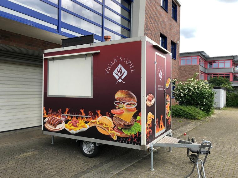 Viola's Grill &ndash; Verkaufsanhänger mit Foodmotiven