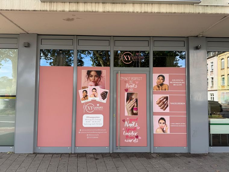 XY Luxury Nails & Beauty &ndash; Komplette Schaufensterfolierung