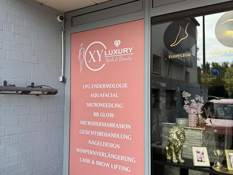 XY Luxury Nails & Beauty &ndash; Schaufensterfolierung mit Leistungen