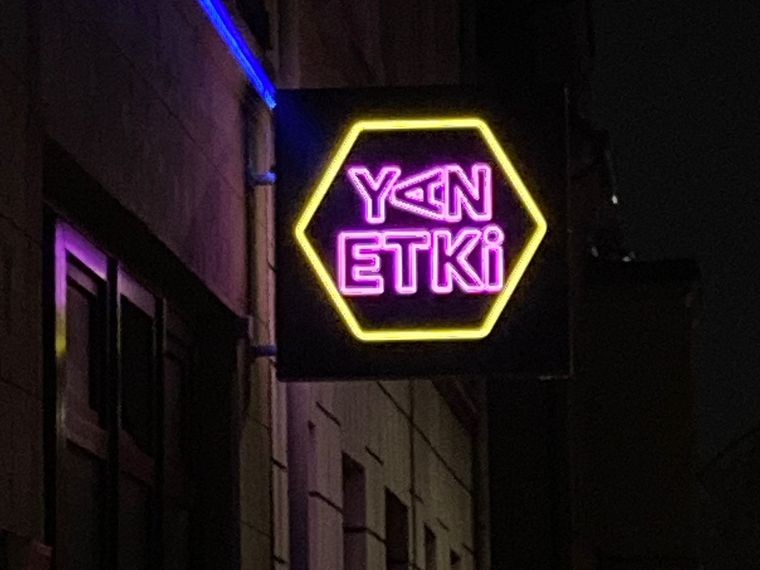 Yan Etki &ndash; Neon-Ausleger bei Nacht