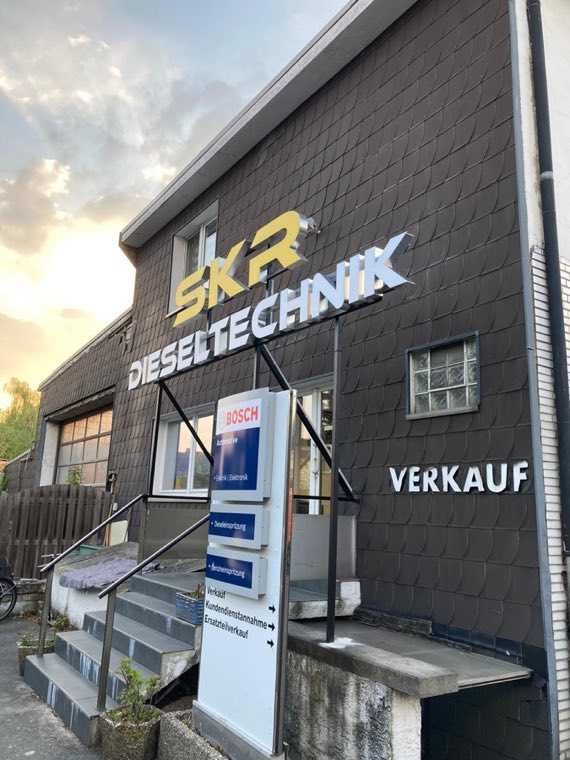 SKR Dieseltechnik – Fassadenschriftzug & Pylon