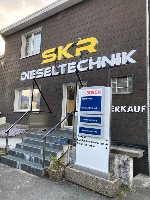 SKR Dieseltechnik – Fassade & Werbepylon