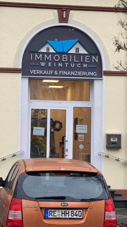 Immobilien Weintuch – Bogenschild & Türbeschriftung