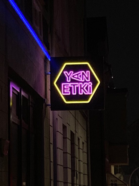 Yan Etki – Neon-Ausleger