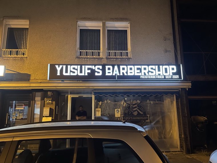 Yusuf's Barbershop – Beleuchtete Profilbuchstaben