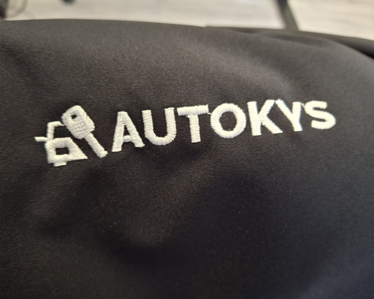 Gesticktes Firmenlogo auf Arbeitskleidung im Detail
